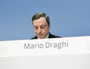 Ohne die EZB-Schritte «wären wir jetzt mit einer desaströsen Deflation konfrontiert»: Mario Draghi vor den Medien. (Bild: epa/Arne Dedert)