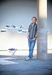 Der Künstler Sven Bösiger mit seiner vierteiligen Installation «Wo» in der Kunsthalle Arbon. (Bild: Mareycke Frehner)
