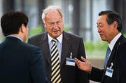 Gespräche am Rand mit Hans-Ulrich Doerig, VR-Präsident Credit Suisse. (Bild: ky/ Ennio Leanza)