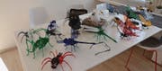 Nur ein kleiner Teil von Emil Schmids Kunstwerken aus Plexiglas. (Bilder: Miranda Diggelmann)