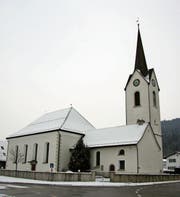 Um die katholischen Kirchen von Zuzwil (links) und Züberwangen haben sich die Emotionen etwas gelegt. Ein Rechtsstreit könnte aber noch lange dauern. (Bilder: Simon Dudle)