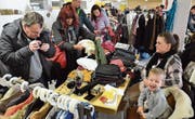 Zahlreiche Besucher stöberten am Sonntag an den Marktständen im Untergeschoss der Turnhalle Bettwiesen. (Bild: Christoph Heer)