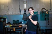 Ausbrüche aus traditionellen Rollenbildern bleiben im heutigen Osteuropa eher Ausnahmen: Automechanikerin aus dem ungarischen Veszprém. (Bild: Bea Kallos/EPA (25. Februar 2016))