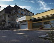 Der Boden, auf dem die leerstehende Bäckerei Sinaci steht, könnte dereinst Platz bieten für eine Erweiterung der direkt nebenan liegenden Primarschule Breite. (Bild: Simon Dudle)