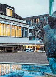 Die 70 Marktstände werden rund ums Rathaus aufgestellt. (Bild: jlo)