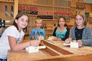 Sina, Nathan, Riana und Liv (von links) bastelten gestern eine Smarties-Maschine. (Bilder: Alexandra Gächter)