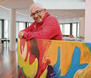 Aurelio Wettstein mit einem seiner Werke beim Einrichten der Ausstellung im Uttwiler «Schiffbau». (Bild: Christof Lampart)