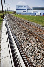 Die Bahn vor der Haustür: Der Schienenfahrzeug-Hersteller Stadler Rail in Bussnang. (Bild: Reto Martin)