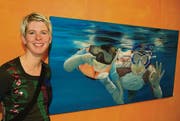 Marietta Widmer vor einem ihrer Werke. Die Unterwasserwelt ist das Thema ihres Schaffens. (Bild: Rudolf Käser)