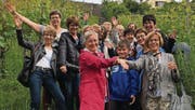 Die Sängerinnen des Frauenchors Wattwil für einmal im Rebberg, nicht auf der Bühne. (Bild: pd)