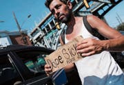 Allgegenwärtiges Drogenelend: Ein Süchtiger bittet um Hilfe. (Bild: Spencer Platt/Getty (Philadelphia, 21. Juli 2017))