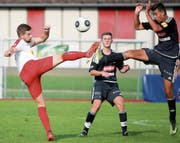 Amriswiler (rot-weiss) und Herisauer schenkten sich im Spitzenspiel nichts. Am Ende obsiegten die Thurgauer deutlich. (Bild: Mario Gaccioli)