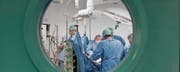 Die Spitzentechnologie hat längst Einzug in die Operationssäle gefunden. Der Fortschritt ist jedoch ein Kostentreiber der Prämien. (Bild: Gaëtan Bally/KEY)