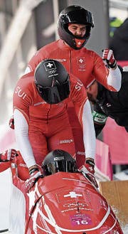 Im vierten Durchgang fuhr Rico Peter mit dem Schweizer Viererbob Laufbestzeit. (Bild: EPA)