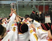 Die EHCKK-Kids jubeln mit dem gewonnenen Pokal der Postfinance Trophy. (Bild: PD)