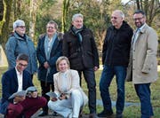 Freuen sich über den Awiq-Schlussbericht: Amtsleiter Urban Kaiser und Stadträtin Elsbeth Aepli (vorne) mit Erika Düring (Nachbarschaftshilfe Kurzdorf), Katharina Meili (Kurz-Dorf-Träff), Heinz Wiederkehr (DaFa), Hansjörg Rietmann (Nachbarschaftshilfe Ergaten-Talbach) und Andrej Jakovac (Richtblick, Schlussbericht-Autor). (Bild: Mathias Frei)