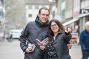 Mirco und Dunja Thiel unterwegs in der Frauenfelder Innenstadt, in der Hand das Gutscheinheft. (Bild: Donato Caspari)