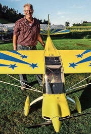 Sepp Stary, Präsident des MFG Eschlikon, mit einem seiner Modellflugzeuge.