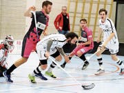 Die Thurgauer Andris Rajeckis (links) und Nico Gröbli (im Hintergrund) sorgen vor dem Sarner Tor für Unruhe. (Bild: Mario Gaccioli)