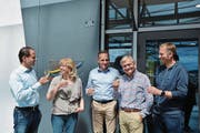 Eine zufriedene Sekundarschulbehörde um Präsident Fredi Himmelberger (2. v. r.) beim Anstossen. (Bild: Mathias Frei)