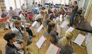 Die Schülerinnen und Schüler proben in Ladir fürs Abschlusskonzert. (Bild: PD)
