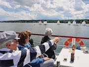 Teddy Waibel, Regattaleiter des Yachtclubs Kreuzlingen, erklärt den Zuschauern, was bei den Booten vor sich geht. (Bild: Margrith Pfister-Kübler)