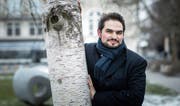 Zwischenstopp in der Heimat: Für Manuel Walser, hier vor der Tonhalle St. Gallen, hat ein Liederabend viel mit Hingabe zu tun. (Bild: Michel Canonica)