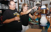 Christian Schneider und seine Partnerin Sylvia Kahdemann mit selbst gebrautem Bier in fröhlicher Runde. (Bild: Fränzi Göggel)