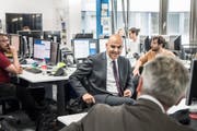 Bundesrat Alain Berset im Newsroom des "St.Galler Tagblatts". (Bild: Ralph Ribi)