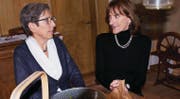 Käthi Gut (links) gibt die Verantwortung für die SP-Frauen Kanton St. Gallen auf das neue Jahr an Margrith Blaser weiter. (Bild: Heidy Beyeler)