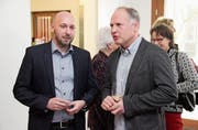 Gemeindepräsident Markus Bürgi im Gespräch mit seinem Gemeinderatskollegen Rainer Borcherding. (Bild: Christof Lampart)
