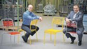 Der Klassiker «Säntis» als Latten- und als Spaghetti-Stuhl: Samuel Schaffner und sein Onkel, Geschäftsleiter Martin Schaffner. (Bild: Reto Martin)