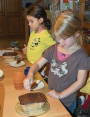 Beim Kuchenbacken und -dekorieren durften die Kindergärtler und Schulkinder bis zur dritten Klasse ihrer Phantasie freien Lauf lassen.