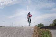 Freudensprünge: Der Thurgauer BMX-Juniorenweltmeister Cédric Butti dreht seine ersten Runden auf der neuen Anlage in Weinfelden. (Bild: Thi My Lien Nguyen)