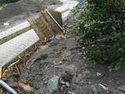 Zäune wurden beim Gnadenhof Luna durch die Schlammmassen eingedrückt. (Bild: pd)