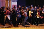 «Ich frage mich, ob unsere Jungterroristen den Westen im Grunde nicht einfach durchschauen»: Überlebende des Attentats auf das Vergnügungslokal Bataclan. Bild: Yoan Valat/EPA (Paris, 13. November 2015) (Bild: YOAN VALAT (EPA))