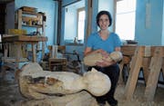 Künstlerin Sandra Kölla in ihrer heimischen Werkstatt. (Bild: Astrid Zysset)
