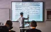 Die digitalen Wandtafeln im OZ Buechenwald bestehen erst seit sieben Jahren – und sind schon veraltet. (Bild: Urs Bucher)