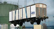 Fliegender Bahnwaggon: Ein Kran hebt den Kühlwagen auf das Stumpengleis hinter der Pasta Premium. (Bild: pd/Patrick Frischknecht, Frauenfeld)