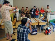 Können Lehrpersonen in Gossau künftig unterbinden: «Unkontrolliertes Fotografieren» an Schulanlässen. (Bild: Keystone (Symbolbild))