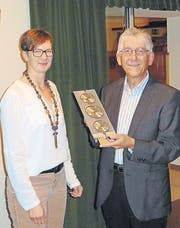 Sonja Zollinger, Präsidentin der der Musikgesellschaft Harmonie Ebnat-Kappel, gratuliert dem Kantonalen Jubilar Max Huser. (Bild: pd)