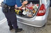 Bei ihren Kontrollen stossen Schweizer Zöllner auch immer wieder auf Schmuggelware. (Bild: Salvatore Di Nolfi/Keystone)