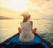 Sie schippert übers Meer, er ist daheim geblieben: Frau allein auf Reisen. (Bild: fotolia)
