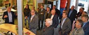 Peter Schibli (links) erläutert den Mitgliedern des Lions Club Werdenberg, was im 2001 erstellten Gebäude umgesetzt wurde. (Bild: Adi Lippuner)