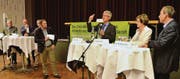 Die Nationalratskandidaten Markus Berner (BDP), Klemenz Somm (GLP), Wolfgang Ackerknecht (EVP), Moderator David Angst, Nationalrat Thomas Böhni (GLP), Nationalrätin Verena Herzog (SVP) und Nationalratskandidat Christian Neuweiler (FDP) diskutieren im Saal des Gasthaus zum Trauben über ihr Engagement fürs Gewerbe. (Bild: Mario Testa)