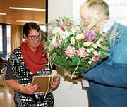 Ursula Appenzeller bekam gute Worte, einen schönen Blumenstrauss und einen besonderen Comedy-Beitrag für ihren unermüdlichen 30-jährigen Einsatz geschenkt. (Bild: Heidy Beyeler)