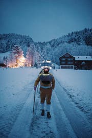 Da der Silvester in diesem Jahr auf einen Sonntag fällt, ziehen die Chlausen-Schuppel bereits am Samstag übers Land (Bild: Luca Linder)