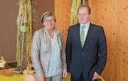 Ein Bild für die Geschichtsbücher: Präsidentin Rösi Räss und Präsident Sepp Neff an der ersten gemeinsamen Versammlung beider Verbände. (Bild: ker)