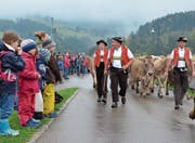In zackigem Tempo geht es zum Viehschauplatz (Bild: Roger Fuchs)