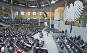 Konstituierende Sitzung des 19. Deutschen Bundestages: Abgeordnete lauschen der ersten Rede von Wolfgang Schäuble als neugewählter Bundestagspräsident. (Bild: Bernd von Jutrczenka/Keystone (24. Oktober 2017))